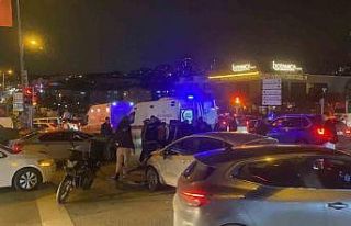 Işık ihlali yapan otomobil, iki motosiklete çarptı:...