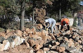 Isparta’da yıkılan mezarlık duvarı yeniden yapıldı