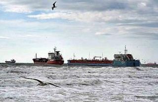 İstanbul’da birbirine temas eden tankerlerden biri...