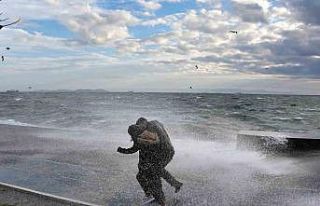 İstanbul’da dev dalgalara aldırış etmeden fotoğraf...