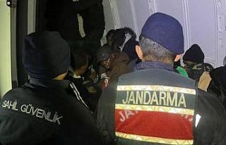 İzmir’de 27 düzensiz göçmen ve 4 göçmen kaçakçısı...