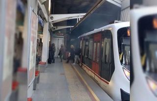 İzmir’de metro vagonu raydan çıktı