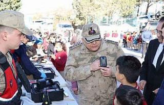 Jandarma, öğrencilere yerli savunma sanayiyi anlattı