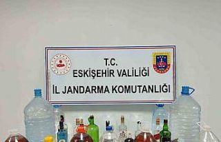 Jandarma satışa hazırlanan 78 litre kaçak alkolü...