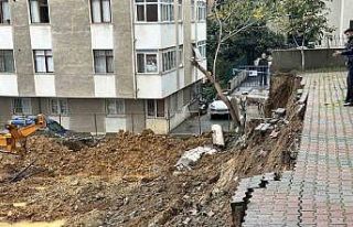 Kadıköy’de yağışlara dayanamayan istinat duvarı...