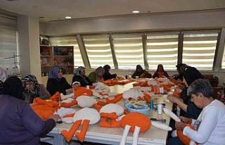 Kadınlar, lösemili çocuklara oyuncak bebek ve elbise...