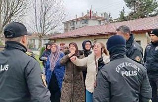 Kadınlardan mahalleye yapılacak baz istasyonuna...