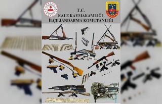 Kale’de kaçak silah ve mühimmatla yakalanan 9...
