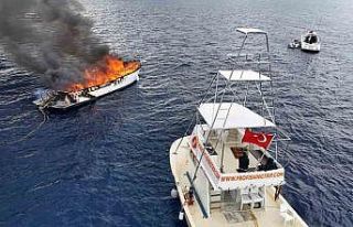 Kalkan açıklarında lüks teknenin alev alev yandığı...