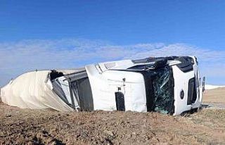 Kalorifer peteği yüklü tır devrildi, 1 kişi yaralandı