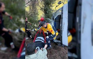 Kamyon uçuruma yuvarlandı, sıkışan sürücü...