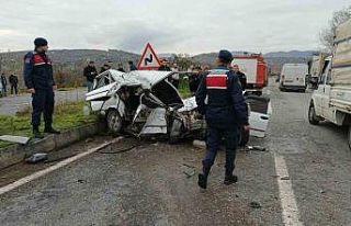 Kamyona çarpan otomobil hurdaya döndü: 1 ölü,...