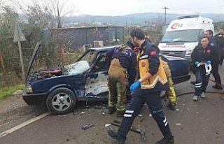 Kamyonet ters yönden gelen TOFAŞ otomobile çarptı