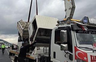 Kamyonetle yolcu otobüsü çarpıştı: 2 yaralı