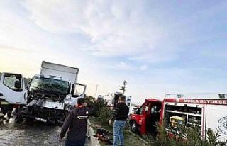 Kamyonette sıkışan iki kişi kurtarıldı