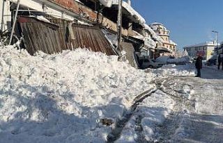 Kar birikintileri iş yerlerinin sundurmalarını...