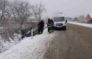 Kar kazayı beraberinde getirdi, yan yatan otomobildeki...