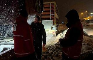 Kar sebebiyle kapanan yolda ekiplerden vatandaşlara...