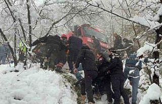 Kar sebebiyle kayganlaşan yolda kontrolden çıkan...