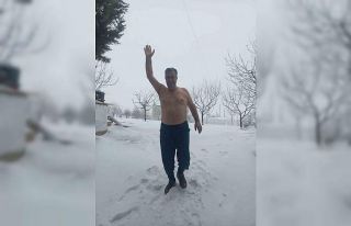 Kar sevinciyle üstsüz dışarı çıktı