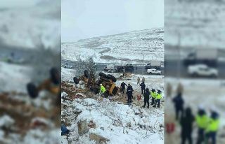 Kar temizliği yapan iş makinesi devrildi: 1 yaralı