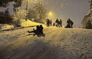 Kar yağışı sürücülere çile, çocuklara eğlence...