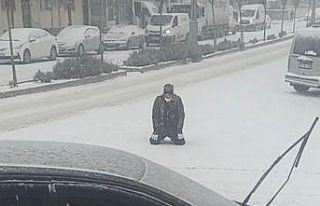 Kar yağışını görünce cadde ortasında secde...