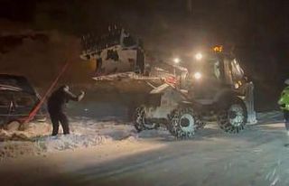 Kara saplanan otomobildeki 3 kişi kurtarıldı