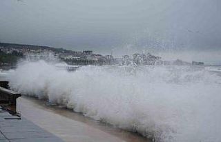 Karadeniz’de fırtına sahili vurdu: Dev dalgalar...