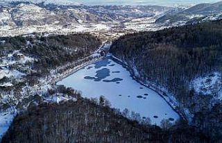 Karagöl Tabiat Parkı beyaza büründü, gölün...