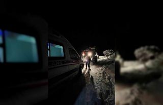 Karda mahsur kalan ambulansı, ekipler kurtardı