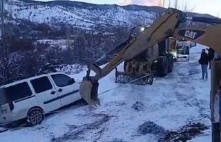 Karda mahsur kalan araç, ekipler tarafından kurtarıldı