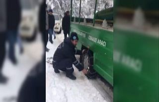 Karda mahsur kalan cenaze aracı için seferber oldular