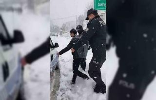 Karda mahsur kalan öğrencilere emniyet ekipleri...
