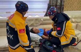 Kardan barikatları UMKE aştı: Yüksekova’da zamana...