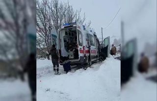 Kardan kapanan yolda hastaneye yetişemeden ambulansta...