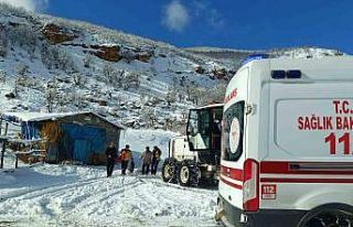 Karla kapanan yollar aşıldı, 2 hasta sağlık ekiplerince...