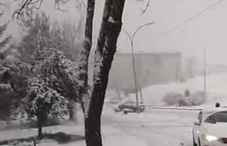 Karlı yolda kontrolden çıkan otomobilin kaza anı...