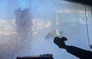 Karlıova buz tuttu: Yetişkinler cefasını, çocuklar...