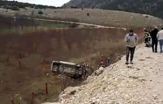 Karşı şeride geçen otomobil şarampole yuvarlandı