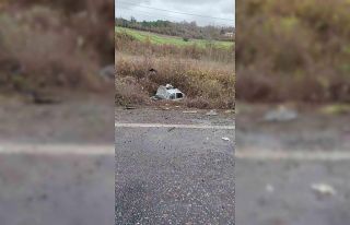 Karşı şeride geçen otomobil ticari araçla çarpıştı:...