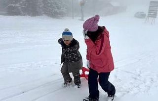 Kars’ta kar coşkusu: Çocuklar kardan adam yaptı,...