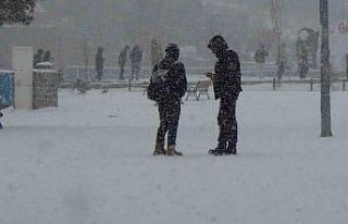 Kars’ta yoğun kar yağışı: Vatandaşlar kar...
