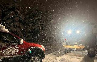 Kars’ta yolda mahsur kalan aracın yardımına özel...