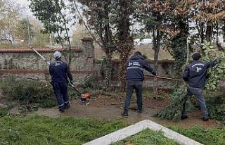 Kartepe’deki mezarlıklarda bakım çalışması...