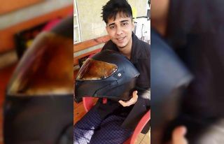 Kaskla yaşama tutunan motosikletli genç: "Polisler...