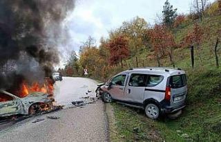 Kastamonu’da hafif ticari araç ile otomobil çarpıştı:...