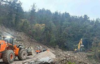 Kastamonu’da heyelan sebebiyle kapanan yol ulaşıma...