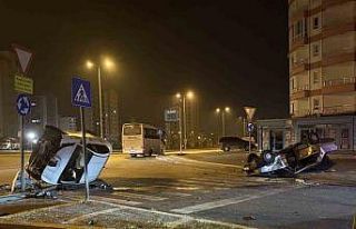 Kavşaktaki kazada otomobillerden biri yan yattı,...