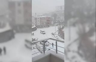 Kayarak üzerine gelen minibüsü gördü, manevrasıyla...